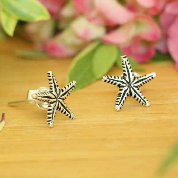 925 Sterling Silver Star Fish 10 mm Stud Earrings - Picture 4 of 7